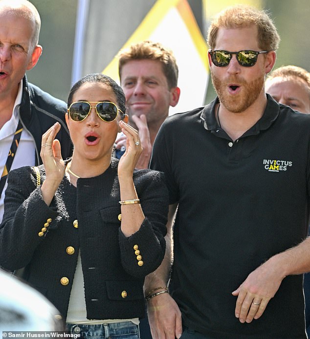 En la foto, Harry y Meghan reaccionan durante un desafío de conducción en los Juegos Invictus, el 16 de abril de 2022.