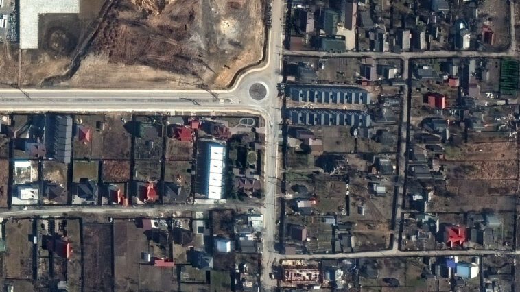 Imágenes satelitales muestran cuerpos en Bucha durante semanas, refutando la afirmación de Moscú
