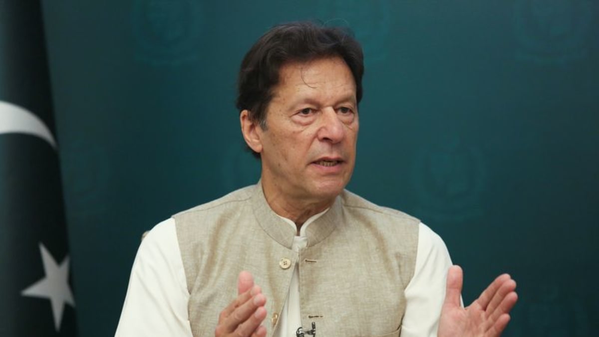 Imran Khan de Pakistán promete seguir luchando después de que la corte falle en su contra
