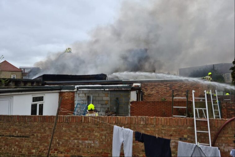 Incendio de Southall: 70 bomberos luchan contra el incendio mientras columnas de humo negro se ven en Londres