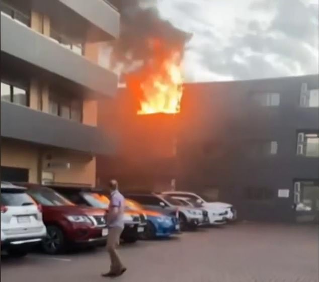 Alrededor de las 6:30 a.m. del domingo, los huéspedes del Comfort Hotel Meridien del norte de Adelaida se vieron obligados a huir cuando el hotel fue incendiado.