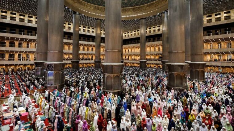 Indonesia saluda el Ramadán con oración masiva a medida que disminuyen los frenos de COVID-19