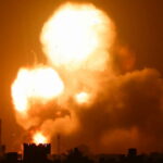 Israel ataca Gaza después de un ataque con cohetes mientras aumentan las tensiones en Jerusalén