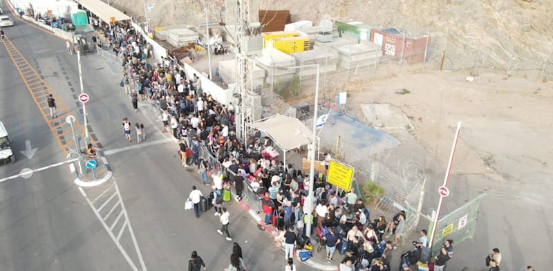 Three hour line at Taba border crosssing Photo: Israel Airports Authority