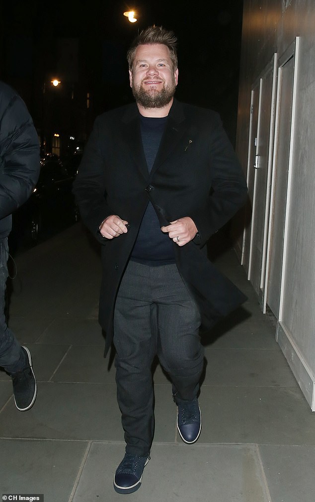 Sonrisas: James Corden, de 43 años, estaba muy animado cuando salió a cenar con amigos de West Ham el lunes por la noche después de perderse la boda de Brooklyn Beckham con Nicola Peltz.