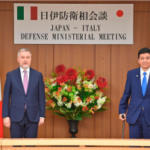 El ministro de Defensa italiano, Lorenzo Guerini, a la izquierda, y su homólogo japonés, Nobuo Kishi, posan al comienzo de la reunión bilateral de defensa Japón-Italia en el Ministerio de Defensa japonés en Tokio el martes.  (AP)