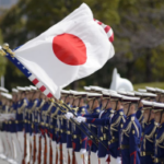 Las banderas nacionales de EE. UU. y Japón flotan en el viento mientras Lloyd Austin, Secretario de Defensa de los Estados Unidos de América y el Ministro de Defensa japonés Kishi Nobuo asisten a una revisión de una guardia de honor antes de la reunión bilateral de Ministros de Defensa de EE. UU. y Japón en el Ministerio de Defensa de Japón el 16 de marzo de 2021 en Tokio, Japón.  (Reuters)