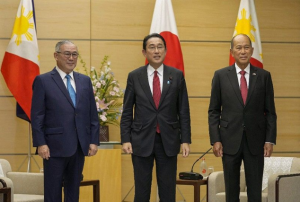 El secretario de Relaciones Exteriores de Filipinas, Teodoro Locsin (izquierda), y el secretario de Defensa, Delfin Lorenzana, se reúnen con el primer ministro de Japón, Fumio Kishida (centro), en Tokio el 8 de abril de 2022. (AFP)