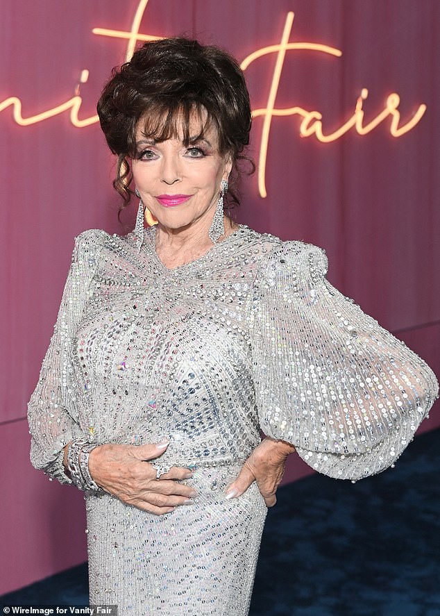 Natural: Dame Joan Collins acudió a Instagram el viernes para revelar que era una de las 'muchas' actrices de Hollywood que aún son naturales... después de que su amiga de toda la vida, Jane Seymour, afirmara que nunca se había sometido a una cirugía estética.