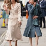 Kate Middleton se veía perfectamente preparada cuando se unió a la princesa Anne en su primer compromiso real conjunto para visitar organizaciones de atención médica de maternidad hoy (en la foto)