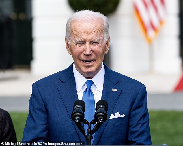Un poco más del 50 por ciento de los estadounidenses que respondieron a la encuesta de ABC dijeron que, al menos en parte, culpan al presidente Joe Biden por el aumento de los precios de la gasolina y desaprueban su manejo de la invasión rusa de Ucrania.