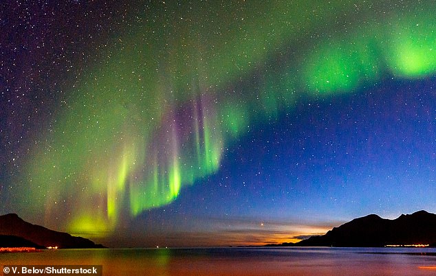 Las tormentas solares conducen a la aurora boreal, una exhibición de luz natural en el cielo de la Tierra.  En la imagen, la aurora boreal en Grotfjord, Noruega.