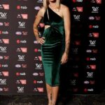 Glamoroso: la estrella de AFLW, Tayla Harris, deslumbrada con un vestido verde de terciopelo mientras lidera la llegada de celebridades a los premios AFLW W en Melbourne