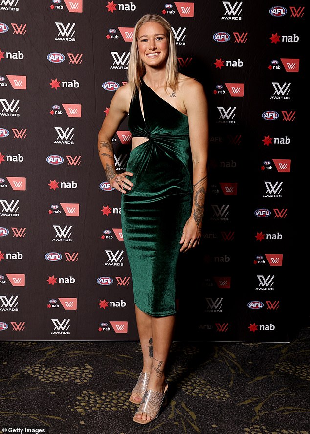 Glamoroso: la estrella de AFLW, Tayla Harris, deslumbrada con un vestido verde de terciopelo mientras lidera la llegada de celebridades a los premios AFLW W en Melbourne