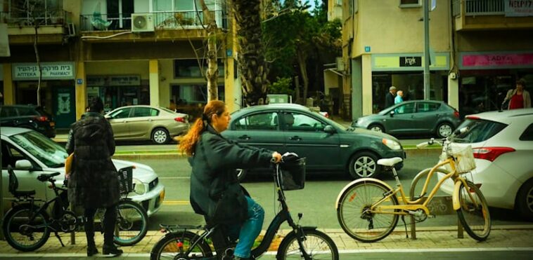 Cycling in Tel Aviv  credit: Shlomi Yosef