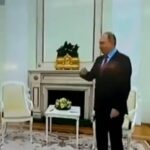 Un video resurgido que muestra la mano de Vladimir Putin temblando mientras saludaba al líder de Bielorrusia, Aleksander Lukashenko, en febrero recuerda a un clip que reveló el deterioro de la salud de Adolf Hitler mientras su país enfrentaba una derrota total en la Segunda Guerra Mundial.