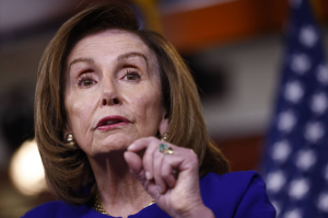 La presidenta de la Cámara de Representantes de EE. UU., Nancy Pelosi, habla durante una conferencia de prensa en el Capitolio de EE. UU. en Washington el 31 de marzo. (BLOOMBERG)