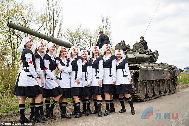 Influencers y modelos rusos de las redes sociales posaron junto a tanques vestidos con uniformes de enfermeras y con el signo Z en un crudo esfuerzo por impulsar la propaganda de guerra en instantáneas para Instagram.
