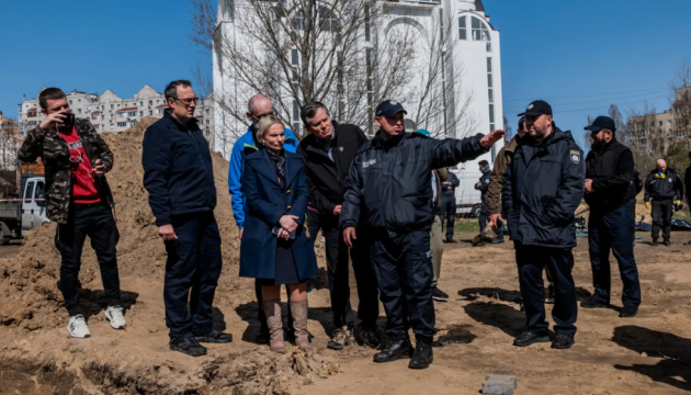 Legisladores estadounidenses visitan Kiev y suburbios de capital liberada