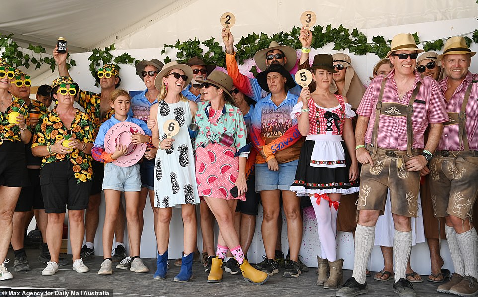 Concursantes vestidos de moda en el campo el primer día de las Carreras de Birdsville (en la foto) en condiciones calurosas y polvorientas en las afueras de Birdsville, en el lejano oeste de Queensland