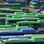 Los conductores de autobús sindicalizados en Seúl votan por la huelga por los salarios