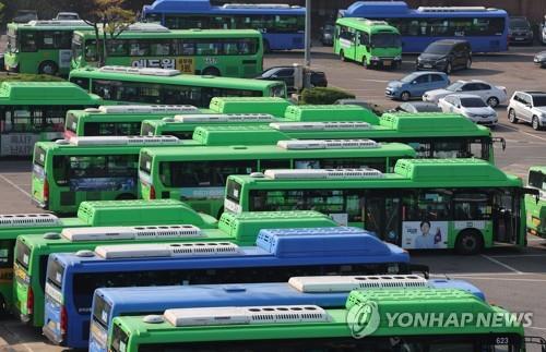 Los conductores de autobús sindicalizados en Seúl votan por la huelga por los salarios
