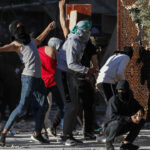 Los enfrentamientos estallan en la mezquita de Al Aqsa en Jerusalén, decenas de palestinos heridos