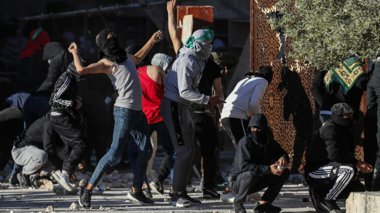 Los enfrentamientos estallan en la mezquita de Al Aqsa en Jerusalén, decenas de palestinos heridos