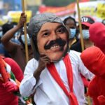 Los leales se vuelven contra el primer ministro de Sri Lanka a medida que crece la presión de las protestas
