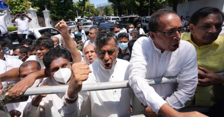 Los manifestantes se reúnen en Sri Lanka a pesar del toque de queda y las restricciones de las redes sociales