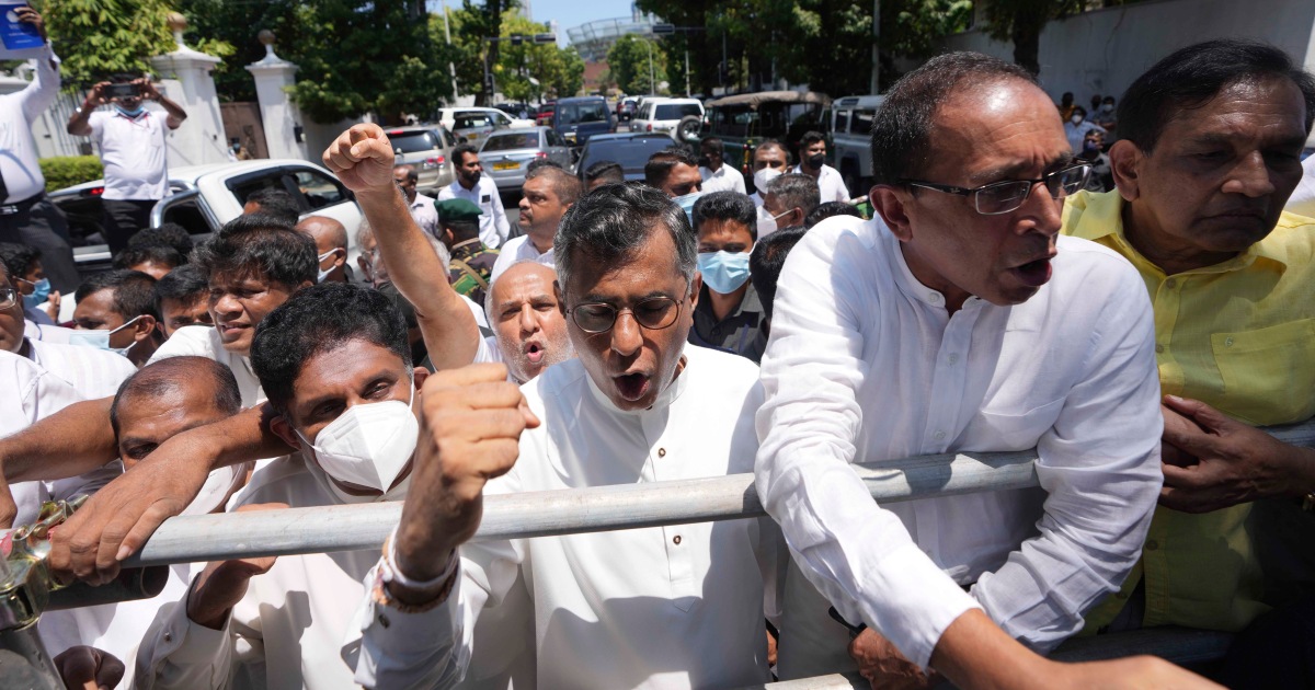 Los manifestantes se reúnen en Sri Lanka a pesar del toque de queda y las restricciones de las redes sociales
