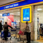 El gigante de los supermercados Aldi ha confirmado que seguirán importantes aumentos de precios en sus tiendas hasta en un 50 por ciento (en la foto, compradores en la tienda am ALDI en Chatswood, en la costa norte de Sydney)