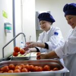 Dos refugiados ucranianos fotografiaron lavando tomates en Alicante, España, que también se ha visto afectada por los altos costos de la energía.