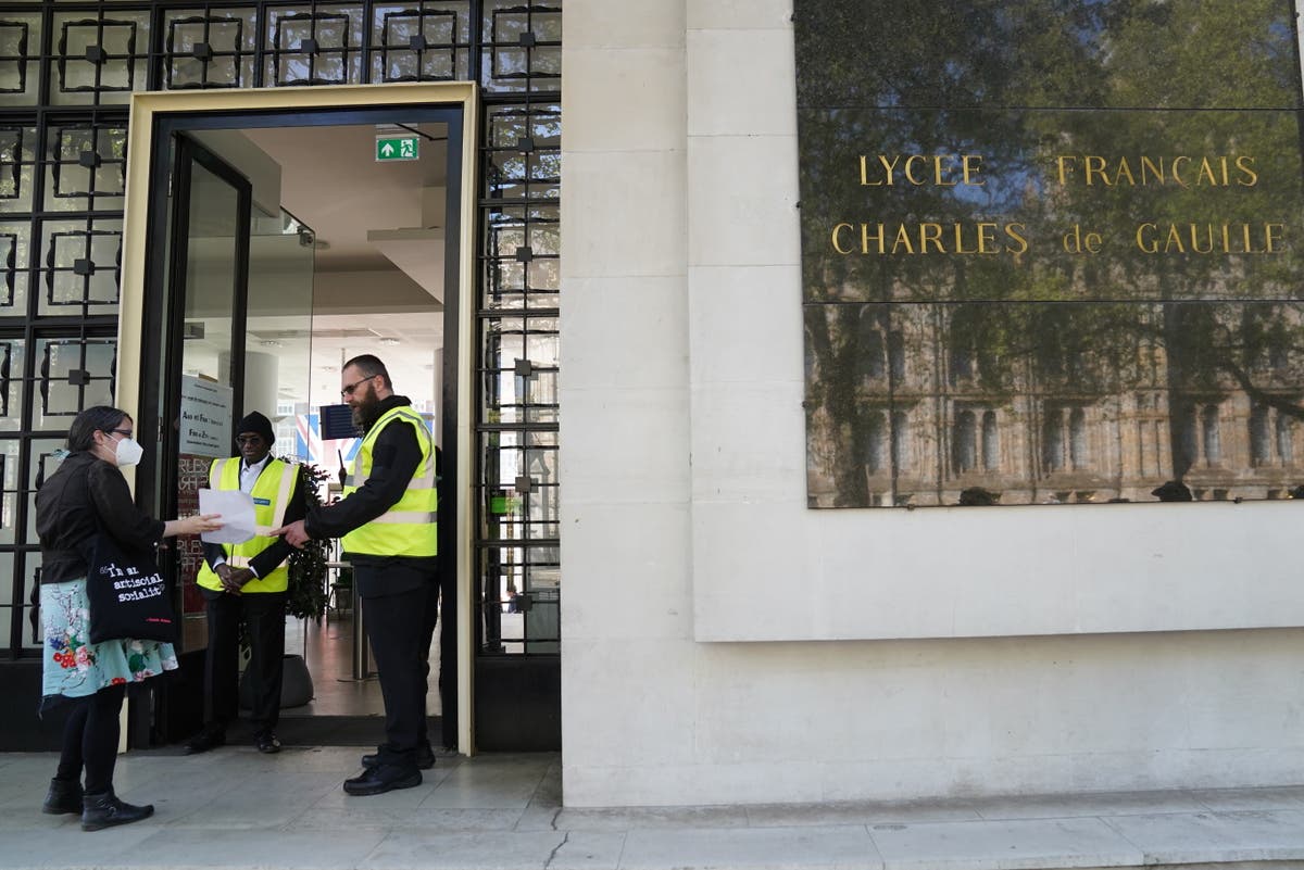 Los votantes franceses en las encuestas del Reino Unido creen que se avecina un 'gran cambio' en la política de la nación
