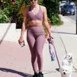 Amor de cachorro: Lucy Hale fue vista sacando a pasear a sus perros Elvis y Ethel en Los Ángeles el lunes por la tarde