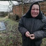 Una madre ucraniana afligida tuvo que mover el cadáver de su hijo en una carretilla después de que los rusos lo mataran y se apoderaran de su casa.