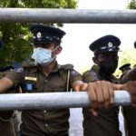 Manifestantes de Sri Lanka desafían toque de queda tras cierre de redes sociales