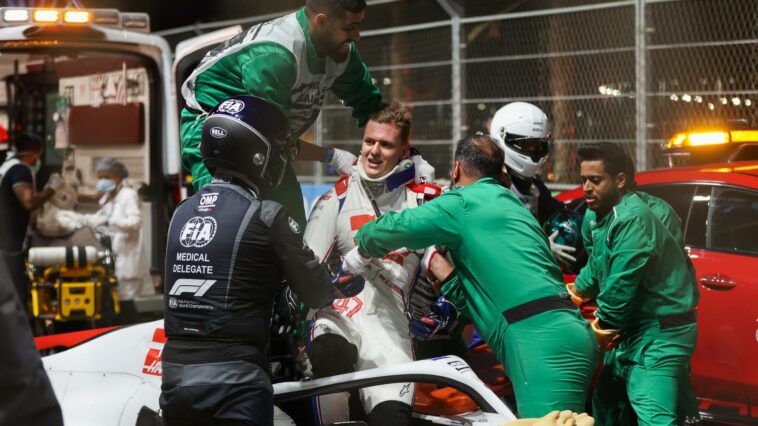 Mick Schumacher explica por qué se quedó en su auto Haas después del accidente en Jeddah