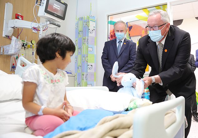 Brad Hazzard dio positivo por Covid-19 solo unas horas después de visitar una nueva sala de niños en el Hospital Blacktown de Sydney (en la foto)