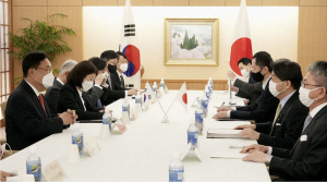 El ministro de Relaciones Exteriores de Japón, Yoshimasa Hayashi, segundo desde la derecha, se reúne con una delegación enviada por el presidente electo de Corea del Sur, Yoon Suk Yeol, en su ministerio en Tokio el 25 de abril de 2022. (Foto cortesía del Ministerio de Relaciones Exteriores de Japón) (Kyodo)