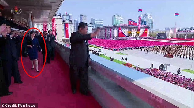 Una misteriosa mujer ha sido vista siguiendo a Kim Jong-un en medio de crecientes especulaciones de que otro miembro de su familia ha entrado en el ojo público.