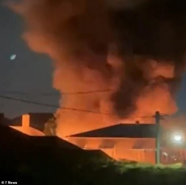 Un niño de seis años murió después de que un incendio arrasara una casa en el norte de Brisbane.