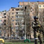 Una mujer rusa autorizó a su compañero soldado a violar a mujeres ucranianas en el país, según una grabación de audio interceptada por los servicios secretos de Kiev.  En la foto: un soldado ruso se para frente a un edificio de apartamentos el 11 de abril de 2022 en Donetsk.