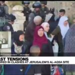 Palestinos chocan con la policía israelí en el lugar sagrado de Jerusalén