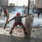 Peruanos rechazan por la fuerza toque de queda impuesto en Lima y Callao