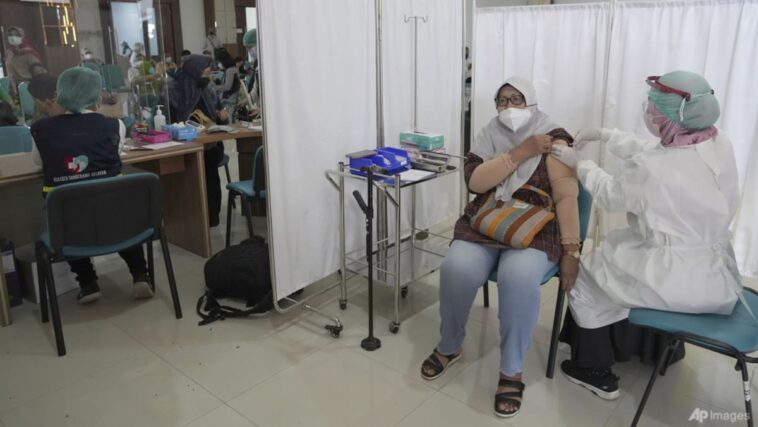 Por qué la campaña de vacunación de Indonesia puede estar perdiendo fuerza y ​​qué está haciendo el gobierno al respecto