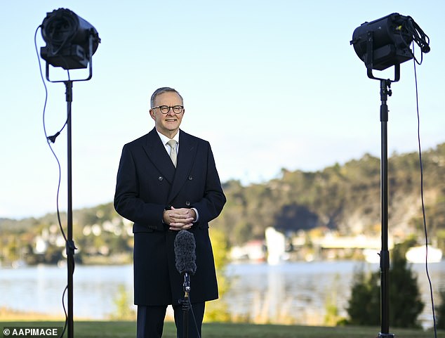 Anthony Albanese (en la foto del lunes) no pudo nombrar la tasa nacional de desempleo o la tasa de efectivo durante una desastrosa primera conferencia de prensa de la campaña electoral.