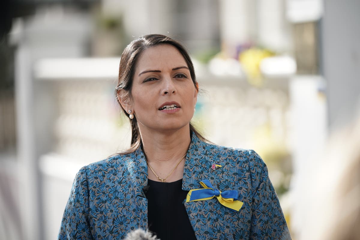 Priti Patel acusa a la BBC de 'corriente oculta' de xenofobia al informar sobre el acuerdo de inmigrantes en Ruanda
