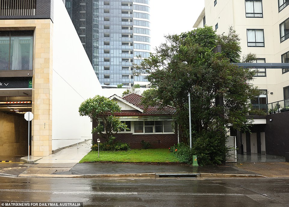 La única casa de una sola planta que queda en Walker Street en Rodas.  El propietario se ha negado a vender a los desarrolladores porque no le darían $ 20 millones.