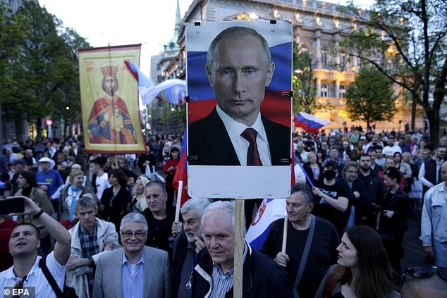 BELGRADO: Un hombre sostiene una foto del presidente ruso Vladimir Putin durante una protesta prorrusa en Belgrado, Serbia, el 15 de abril de 2022